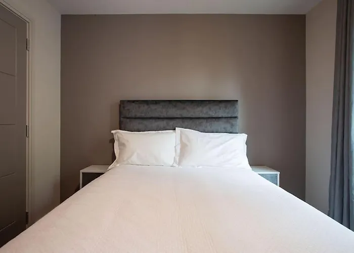 Stunning 2Br Next To The City Airport Bhd - Free Parking