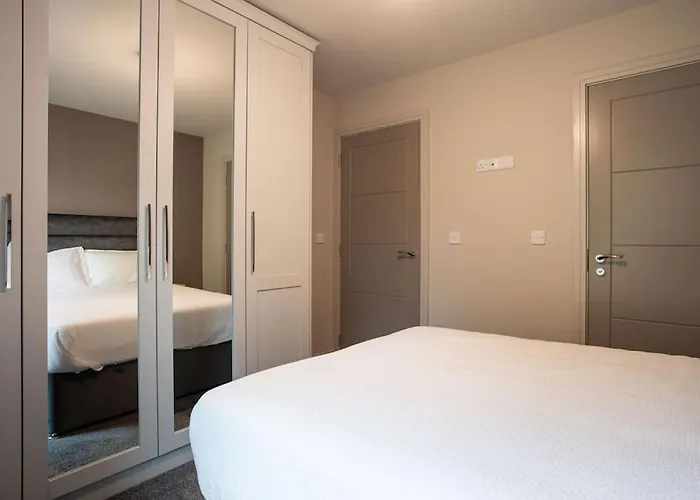Stunning 2Br Next To The City Airport Bhd - Free Parking